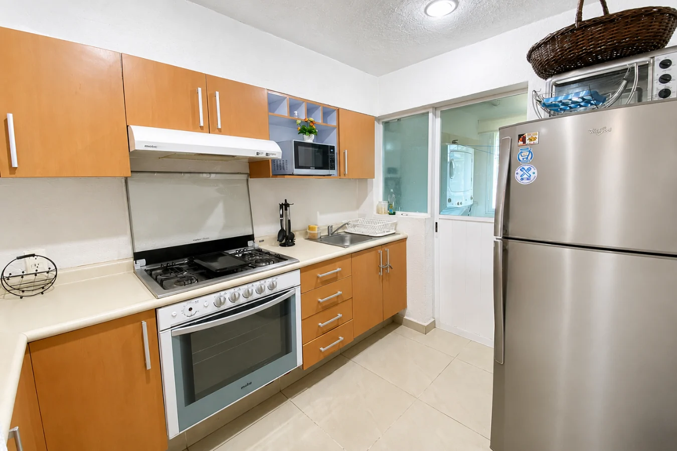 Cocina integral junto al área de servicio