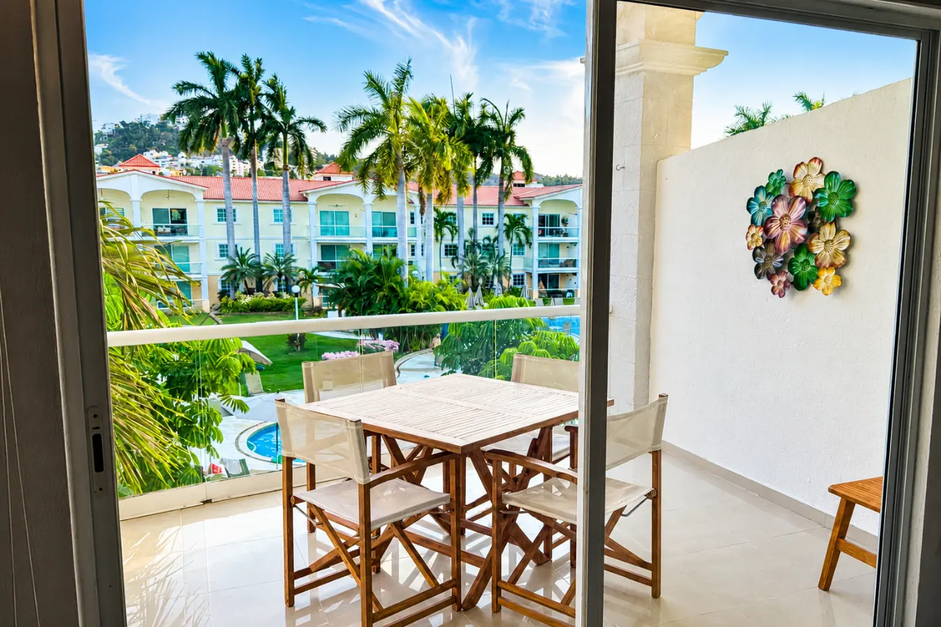 Terraza amueblada con vista a jardines y alberca