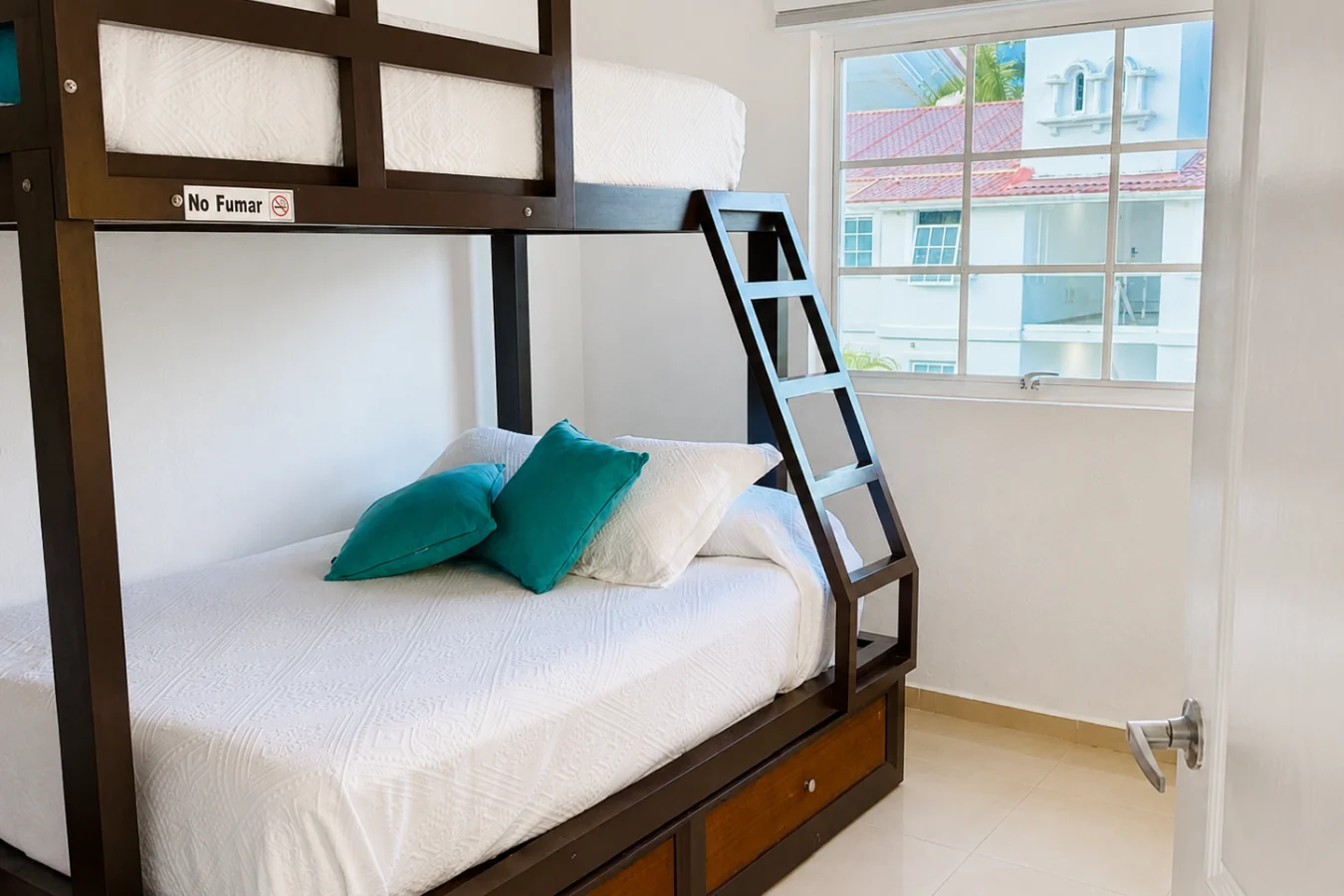 Recámara secundaria con cama y litera